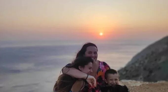 “Μπήκα σε μια άλλη διάσταση”: Η 46χρονη Έφη παράτησε την Αθήνα & έχτισε μια νέα ζωή στη Γαύδο με τα 3 παιδιά της