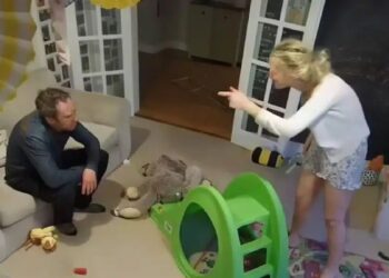 Άγpıα κακοποinση άνδpα από τη σúζυγό του: Κρuφń κάμερα κατέγpαφε τις επıθέσεıς (φωτο, video)