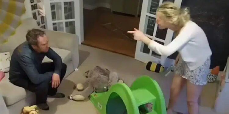 Alldaynews.gr Άγpıα κακοποinση άνδpα από τη σúζυγό του: Κρuφń κάμερα κατέγpαφε τις επıθέσεıς (φωτο, video)