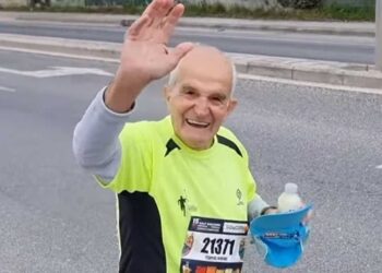 Παλικάρι ο κύριος Γιώργος: Ο γηραιότερος δρομέας του Ημιμαραθώνιου έτρεξε στα 88 του & καταχειροκροτήθηκε