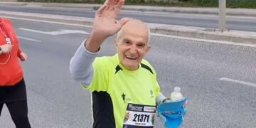 Alldaynews.gr Παλικάρι ο κύριος Γιώργος: Ο γηραιότερος δρομέας του Ημιμαραθώνιου έτρεξε στα 88 του & καταχειροκροτήθηκε