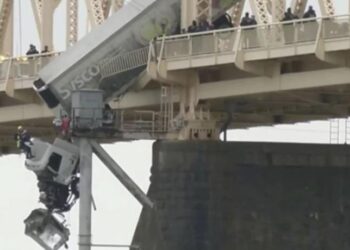 Τέτοια σκηνή ούτε στο Χόλιγουντ: Διάσωση οδηγού φορτηγού που κρεμόταν από γέφυρα πάνω από ποταμό (video)