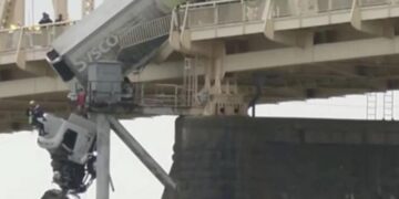 Τέτοια σκηνή ούτε στο Χόλιγουντ: Διάσωση οδηγού φορτηγού που κρεμόταν από γέφυρα πάνω από ποταμό (video)