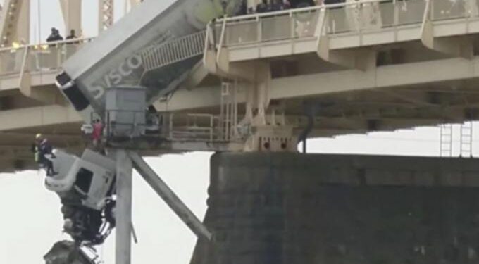 Τέτοια σκηνή ούτε στο Χόλιγουντ: Διάσωση οδηγού φορτηγού που κρεμόταν από γέφυρα πάνω από ποταμό (video)