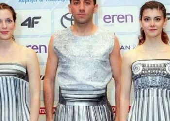 Χαμός στο Twitter με τις στολές για την τελετή αφής της Ολυμπιακής Φλόγας