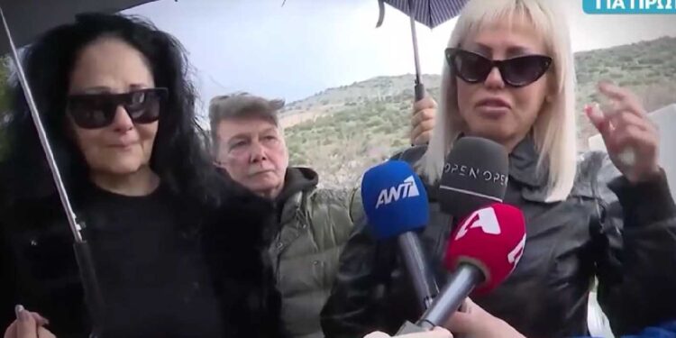 Alldaynews.gr Νίκος Φλωρινιώτης: Απαρnγόρητες η μητέρα και η αδελφή του στο μνnμόσυνο για τους τρεις μήνες από τον θάνaτό του (video)