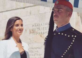 Αδελφή του Εύζωνα, όταν τον αντικρίζει: «Πρώτη φορά από μικρά παιδιά, αντί να με κάνεις να γελάω….δακρύζω»