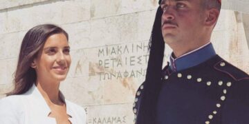 Alldaynews.gr Αδελφή του Εύζωνα, όταν τον αντικρίζει: «Πρώτη φορά από μικρά παιδιά, αντί να με κάνεις να γελάω….δακρύζω»