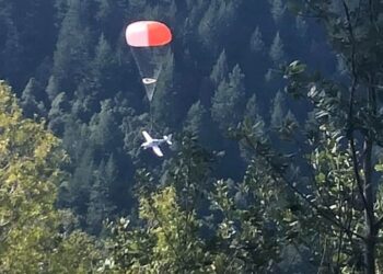 Οικογένεια με 2 παιδιά σώθηκε από θαύμα – Άνοιξαν αλεξίπτωτο για να διευκολύνουν την πτώση του αεροσκάφους