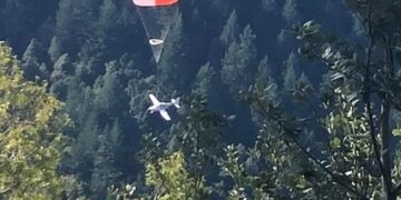 Alldaynews.gr Οικογένεια με 2 παιδιά σώθηκε από θαύμα – Άνοιξαν αλεξίπτωτο για να διευκολύνουν την πτώση του αεροσκάφους