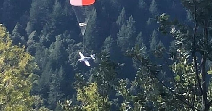 Alldaynews.gr Οικογένεια με 2 παιδιά σώθηκε από θαύμα – Άνοιξαν αλεξίπτωτο για να διευκολύνουν την πτώση του αεροσκάφους