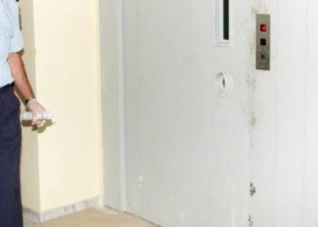 Λαρισαίος «έπιασε» με απίθανο τρόπο κλέφτες: Τους εγκλώβισε στο ασανσέρ μέχρι να έρθει η αστυνομία, κατεβάζοντας τον γενικό του ρεύματος!