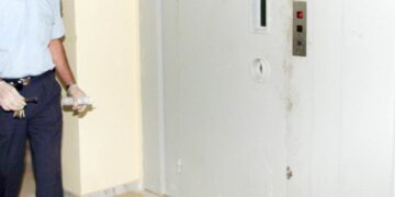 Λαρισαίος «έπιασε» με απίθανο τρόπο κλέφτες: Τους εγκλώβισε στο ασανσέρ μέχρι να έρθει η αστυνομία, κατεβάζοντας τον γενικό του ρεύματος!