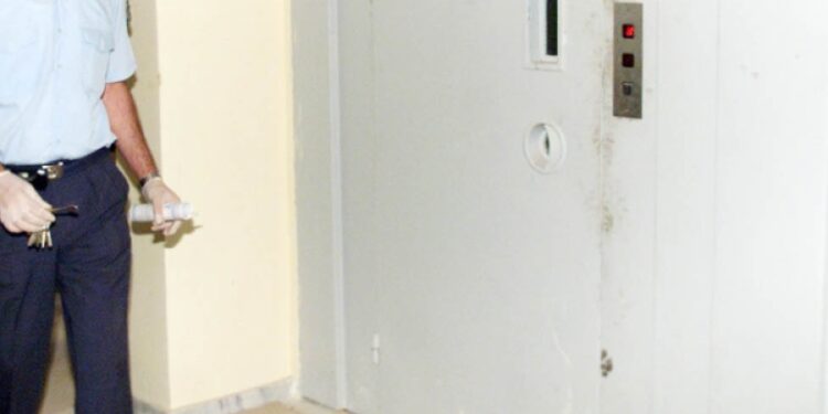 Λαρισαίος «έπιασε» με απίθανο τρόπο κλέφτες: Τους εγκλώβισε στο ασανσέρ μέχρι να έρθει η αστυνομία, κατεβάζοντας τον γενικό του ρεύματος!