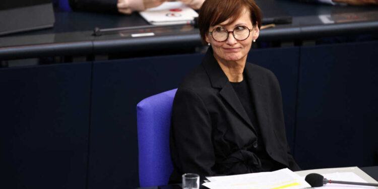 Alldaynews.gr Σάλος από τις δηλώσεις της υπουργού Παιδείας της Γερμανίας – «Οι μαθητές πρέπει να προετοιμαστούν για πόλεμο στο σχολείο»