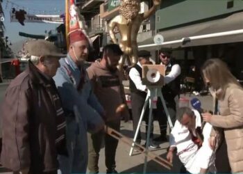 Μπουρανί: «Κάγκελο» ρεπόρτερ της ΕΡΤ με καρναβαλιστή – «Μη στενοχωριέσαι, την π… δε θα την φας!» (video)