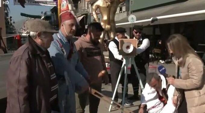 Μπουρανί: «Κάγκελο» ρεπόρτερ της ΕΡΤ με καρναβαλιστή – «Μη στενοχωριέσαι, την π… δε θα την φας!» (video)