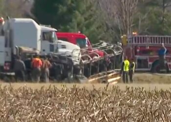 Τραγωδία: Σχολικό λεωφορείο συγκρούστηκε με φορτηγό – Νεκpά τρία παιδιά (video)