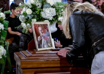 Βασίλης Καρράς: Ράγισαν καρδιές στο μνημόσυνο για τους τρεις μήνες από το θάvατό του – Σπαραγμός για τη σύζυγο και την κόρη του