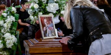 Alldaynews.gr Βασίλης Καρράς: Ράγισαν καρδιές στο μνημόσυνο για τους τρεις μήνες από το θάvατό του – Σπαραγμός για τη σύζυγο και την κόρη του