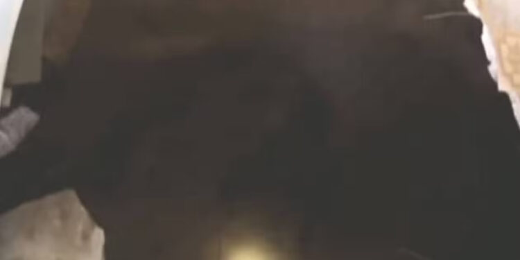 Alldaynews.gr Άνοιξε η γη και τον κατάπιε: Υποχώρησε το έδαφος κάτω από το υπνοδωμάτιο και ρούφηξε 37χρονο- Το σώμα του δεν βρέθηκε ποτέ (φωτο, video)