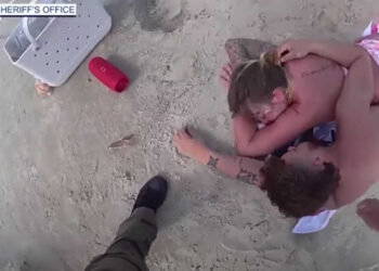 Αστυνομικοί εντοπίζουν ζευγάρι μεθυσμένων να κοιμάται σε παραλία ενώ τα παιδιά τους έχουν εξαφανιστεί (video)