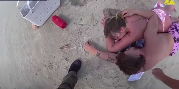 Αστυνομικοί εντοπίζουν ζευγάρι μεθυσμένων να κοιμάται σε παραλία ενώ τα παιδιά τους έχουν εξαφανιστεί (video)
