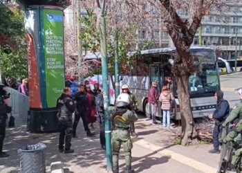 Μεταξουργείο: Διμοιρίες των ΜΑΤ σταμάτησαν λεωφορείο με φοιτητές