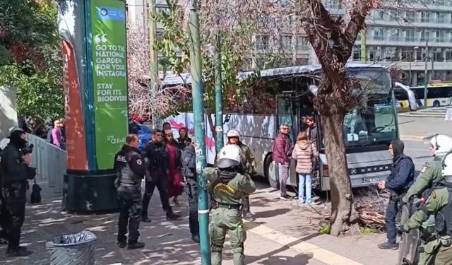 Μεταξουργείο: Διμοιρίες των ΜΑΤ σταμάτησαν λεωφορείο με φοιτητές