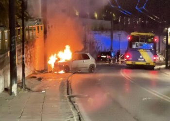 Αυτοκίνητο καρφώθηκε σε κολώνα στη Νέα Φιλαδέλφεια και τυλίχθηκε στις φλόγες – Στο νοσοκομείο ο οδηγός