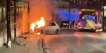 Alldaynews.gr Αυτοκίνητο καρφώθηκε σε κολώνα στη Νέα Φιλαδέλφεια και τυλίχθηκε στις φλόγες – Στο νοσοκομείο ο οδηγός