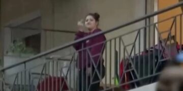 Alldaynews.gr Έκρηξη στην Καλλιθέα: Μυθική αντίδραση γυναίκας στο τηλεοπτικό συνεργείο του ΑΝΤ1 (video)