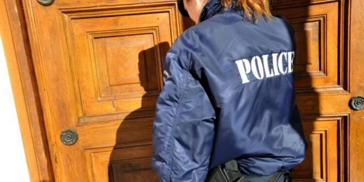 Alldaynews.gr Αποζημίωση 500.000 σε γυναίκα νεοσύλλεκτη αστυνομικό που απολύθηκε επειδή έκανε σ3ξ με έξι συναδέλφους της (video)