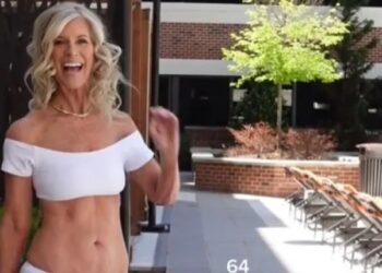 Είναι 64 ετών, έχει τέσσερα παιδιά και δείχνει πολύ νεότερη με μόνο μία κίνηση