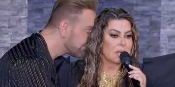 «Έχω θέμα σοβαρό»: «Πάγωσε» το πλατό η Άντζελα Δημητρίου με την ξαφνική ανακοίνωση – Ξαφνική αποχώρηση από το J2US