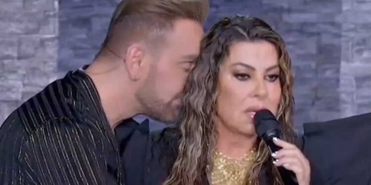 «Έχω θέμα σοβαρό»: «Πάγωσε» το πλατό η Άντζελα Δημητρίου με την ξαφνική ανακοίνωση – Ξαφνική αποχώρηση από το J2US