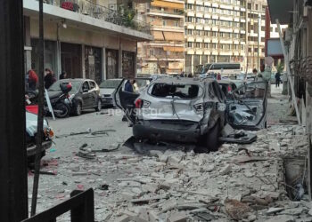 Μηχανάκι περνάει έξω από την κάβα στην Καλλιθέα πριν την έκρηξη – Νέο βίντεο με εικόνες καταστροφής