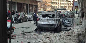 Μηχανάκι περνάει έξω από την κάβα στην Καλλιθέα πριν την έκρηξη – Νέο βίντεο με εικόνες καταστροφής