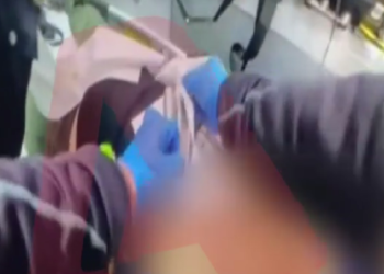 Βίντεο ντοκουμέντο: Η στιγμή που διασώστες σώζουν 54χρονη – Κόντεψε να χάσει τη ζωή της από μία τυρόπιτα (video)