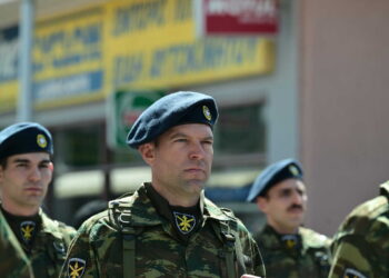 Ο Κασσελάκης ντυμένος στα χακί παρέλασε στη Θήβα για την 25η Μαρτίου – «Μπράβο Στέφανε» φώναζε ο κόσμος