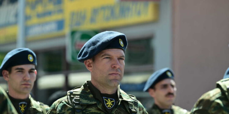 Ο Κασσελάκης ντυμένος στα χακί παρέλασε στη Θήβα για την 25η Μαρτίου – «Μπράβο Στέφανε» φώναζε ο κόσμος