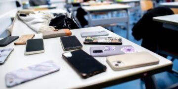 Alldaynews.gr Κινητά τέλος στα σχολεία: Ανακοινώθηκαν η απόφαση και οι ποινές