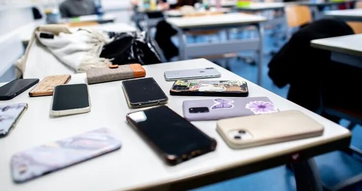 Alldaynews.gr Κινητά τέλος στα σχολεία: Ανακοινώθηκαν η απόφαση και οι ποινές