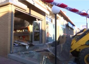 Μπήκαν με μπουλντόζα σε κοσμηματοπωλείο για να το ληστέψουν (video)