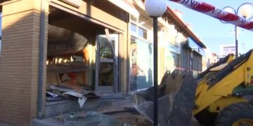 Alldaynews.gr Μπήκαν με μπουλντόζα σε κοσμηματοπωλείο για να το ληστέψουν (video)