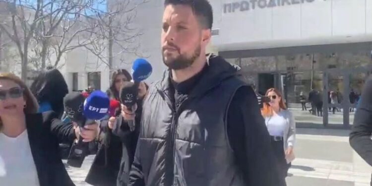 Alldaynews.gr Δεν έβγαλε λέξη ο Μάνος Δασκαλάκης: Έτσι αντέδρασε μετά την καταδίκη της Ρούλας Πισπιρίγκου για τον θάνατο της κόρης τους (video)