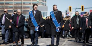 25η Μαρτίου: Μητσοτάκης και Τριντό στην μεγάλη παρέλαση του Μόντρεαλ (video)
