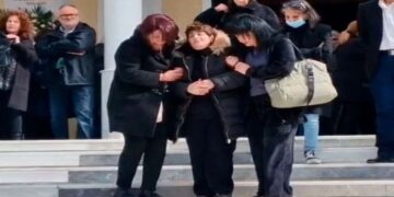 Alldaynews.gr Σπαρακτικές στιγμές στην κηδεία του 39χρονου στη Νίκαια – «Συγχώρεσέ με Στέλιο» ξέσπασε με λυγμούς η πεθερά