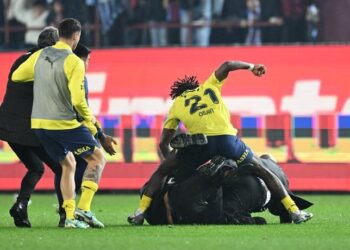 Αδιανόητες εικόνες στο Τράμπζον-Φενέρ: Ξύλο μεταξύ οπαδών-παικτών μέσα στο γήπεδο (vids)