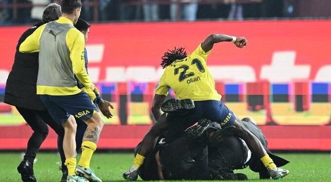 Alldaynews.gr Αδιανόητες εικόνες στο Τράμπζον-Φενέρ: Ξύλο μεταξύ οπαδών-παικτών μέσα στο γήπεδο (vids)